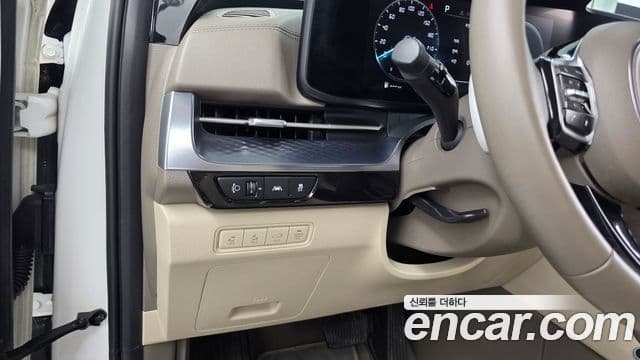 Kia Carnival 2021 — ფოტო 16/20