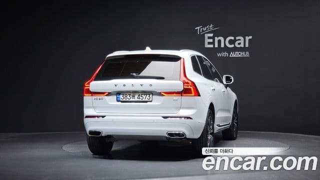 Volvo XC60 2021 — ფოტო 4/20