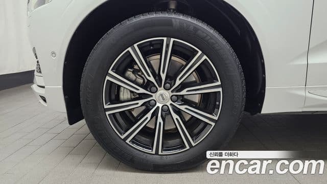 Volvo XC60 2021 — ფოტო 5/20