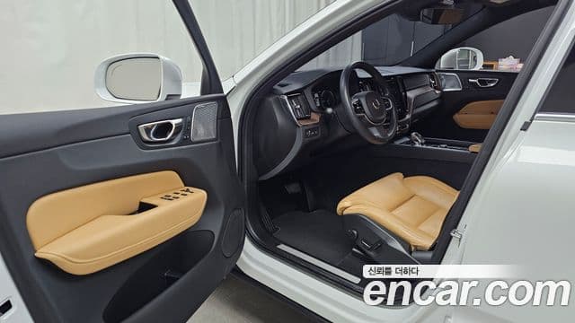 Volvo XC60 2021 — ფოტო 10/20