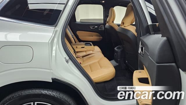 Volvo XC60 2021 — ფოტო 11/20