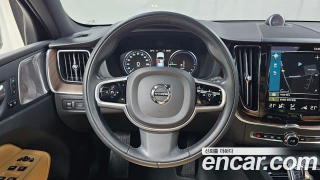Volvo XC60 2021 — ფოტო 13/20