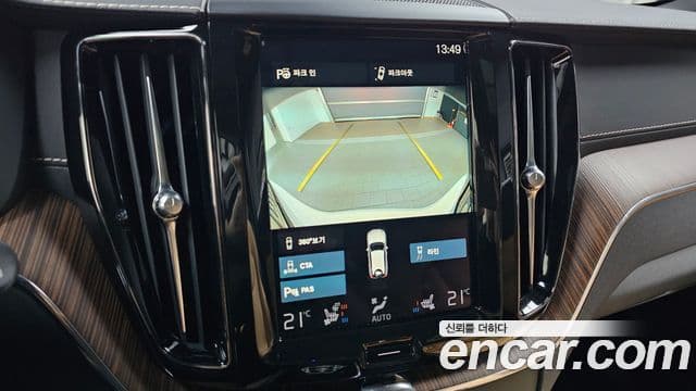 Volvo XC60 2021 — ფოტო 15/20