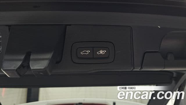 Volvo XC60 2021 — ფოტო 16/20