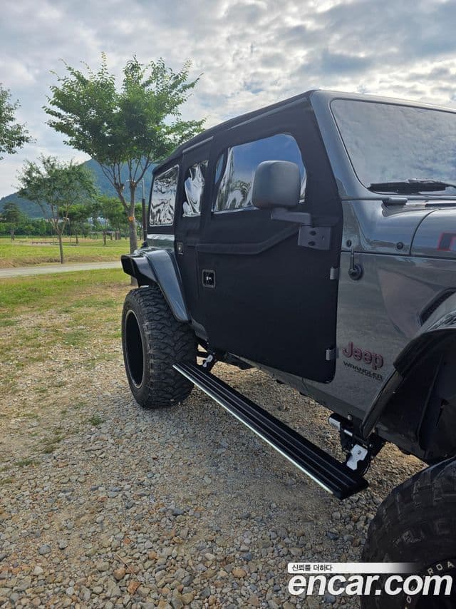 Jeep Wrangler 2021 — ფოტო 15/20