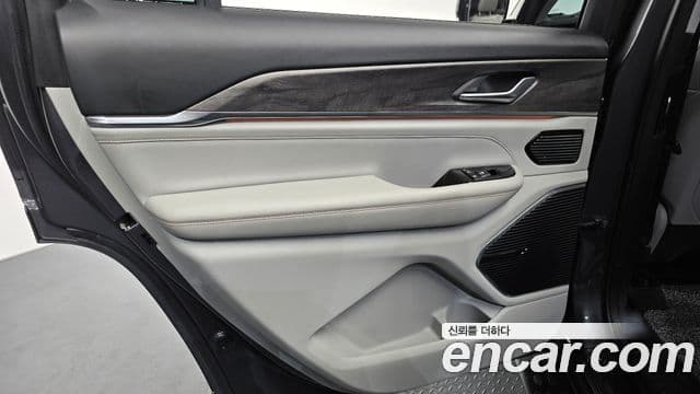 Jeep Grand Cherokee 2022 — ფოტო 7/36