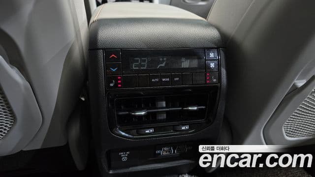 Jeep Grand Cherokee 2022 — ფოტო 30/36