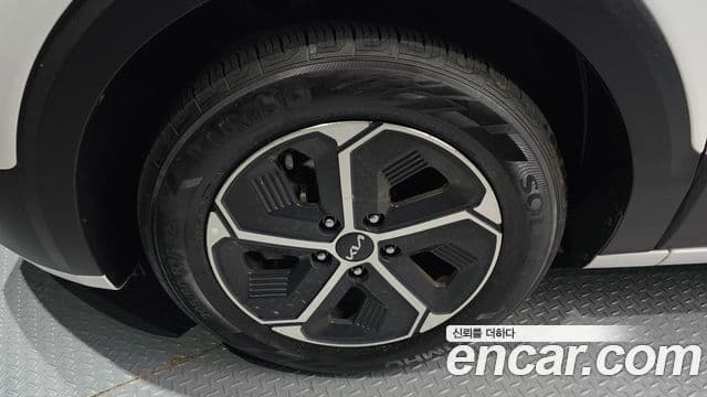 Kia Niro 2023 — ფოტო 5/20