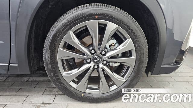 Lexus UX300h 2026 — Photo 7/31
