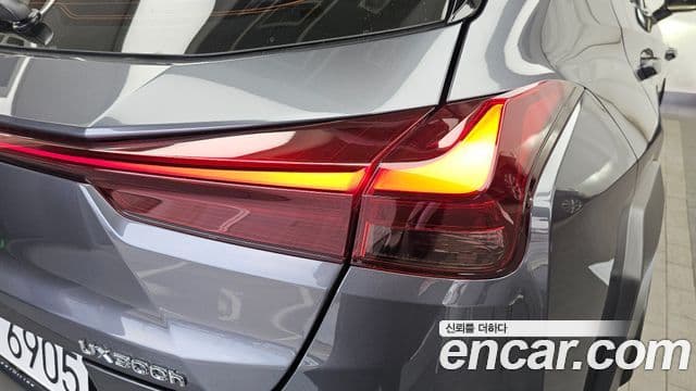 Lexus UX300h 2026 — Photo 23/31