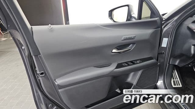 Lexus UX300h 2026 — Photo 30/31