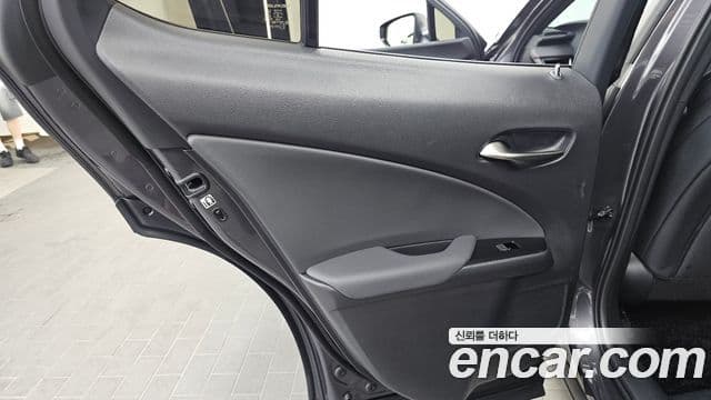 Lexus UX300h 2026 — Photo 27/31