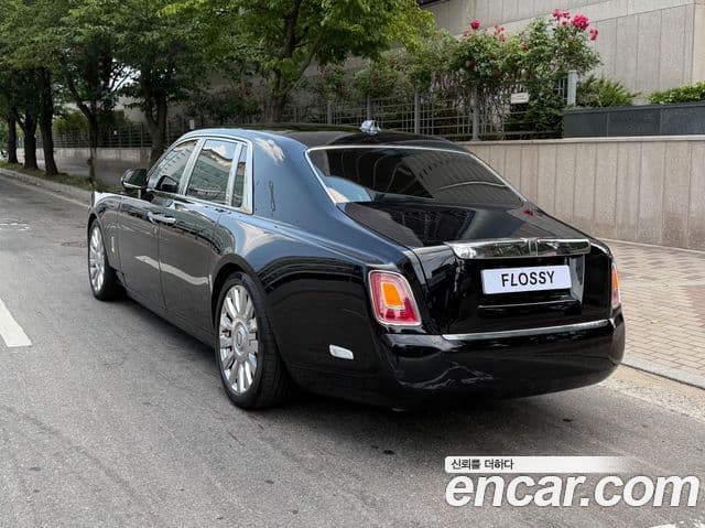 Rolls-Royce Phantom 2018 — ფოტო 15/20
