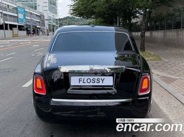 Rolls-Royce Phantom 2018 — ფოტო 13/20