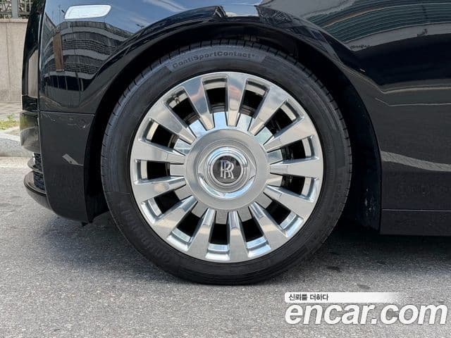 Rolls-Royce Phantom 2018 — ფოტო 12/20