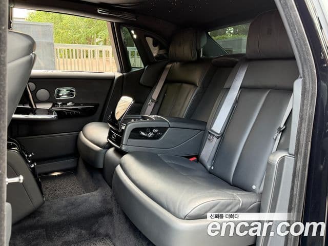 Rolls-Royce Phantom 2018 — ფოტო 16/20