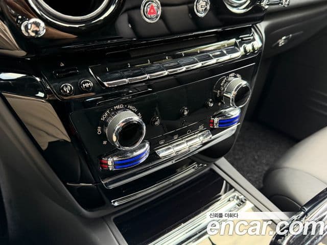 Rolls-Royce Phantom 2018 — ფოტო 19/20