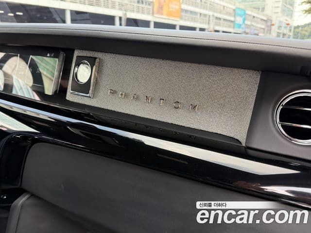 Rolls-Royce Phantom 2018 — ფოტო 8/20