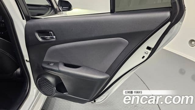 Toyota Prius 2022 — Photo 2/32