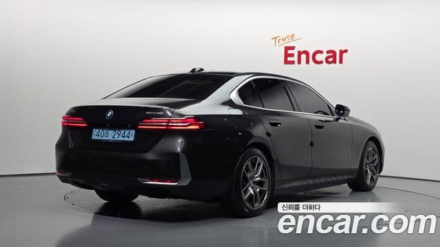 BMW i5 2023 — ფოტო 13/36