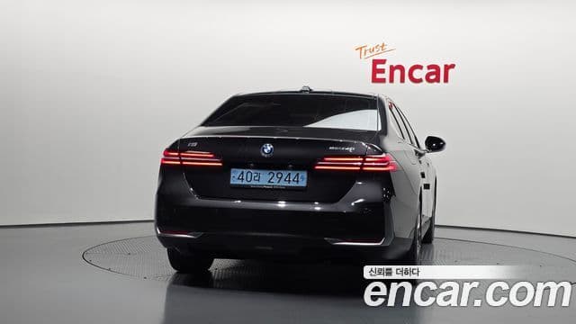 BMW i5 2023 — ფოტო 19/36