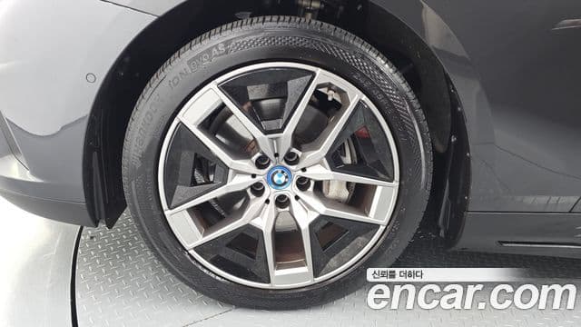BMW i5 2023 — ფოტო 18/36