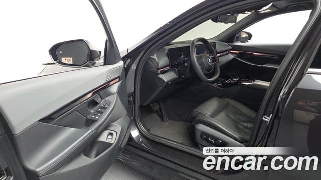 BMW i5 2023 — ფოტო 26/36