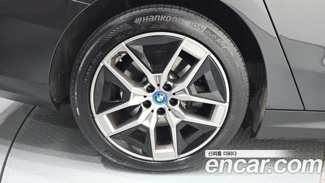 BMW i5 2023 — ფოტო 16/36