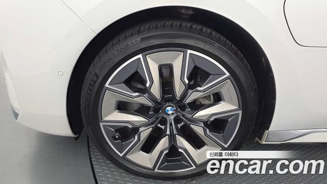 BMW 7 Series 2023 — ფოტო 5/20