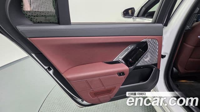 BMW 7 Series 2023 — Şəkil 28/39