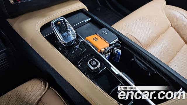 Volvo XC90 2022 — Şəkil 9/20
