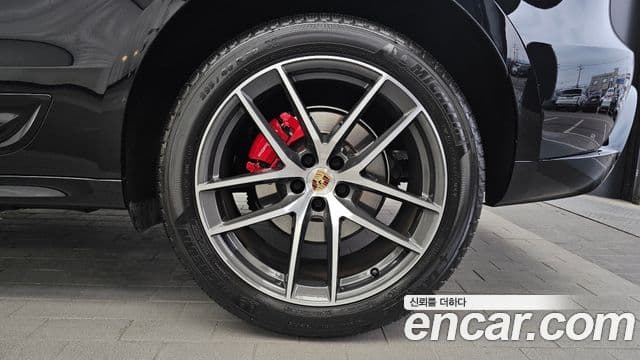 Porsche Macan 2023 — Photo 26/34