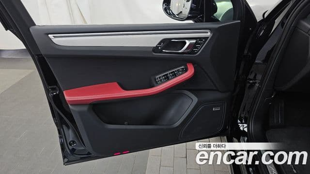 Porsche Macan 2023 — Photo 32/34