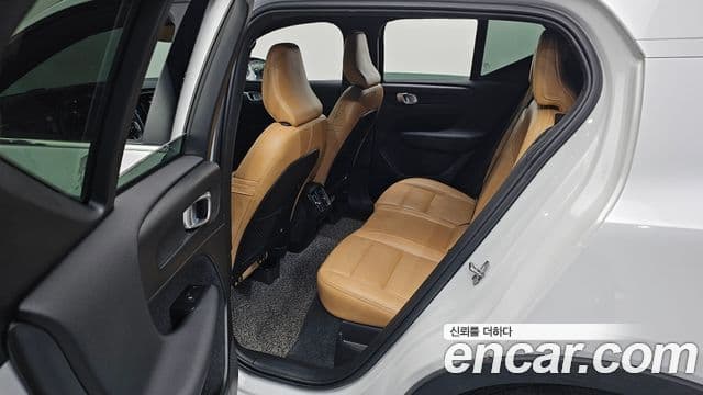 Volvo XC40 2021 — ფოტო 9/20