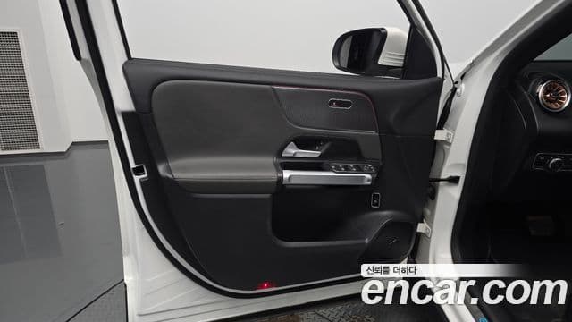 Mercedes-Benz EQB 2022 — ფოტო 9/34