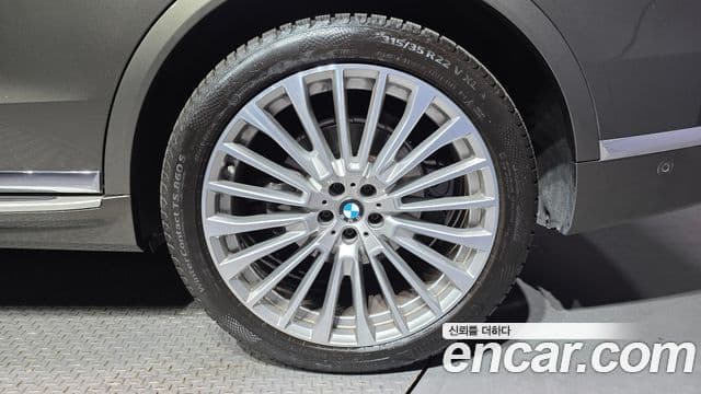 BMW X7 2022 — ფოტო 32/40