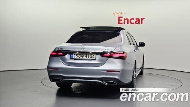 Mercedes-Benz E-Class 2022 — ფოტო 4/20