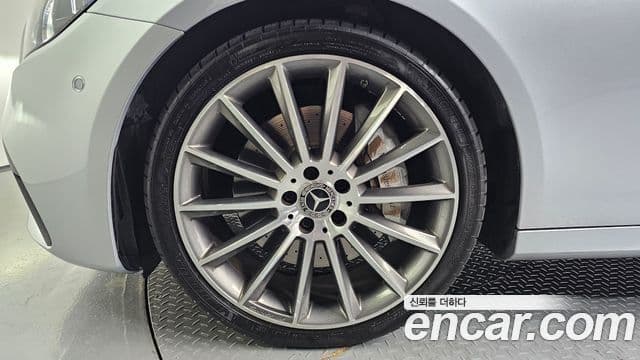 Mercedes-Benz E-Class 2022 — ფოტო 5/20