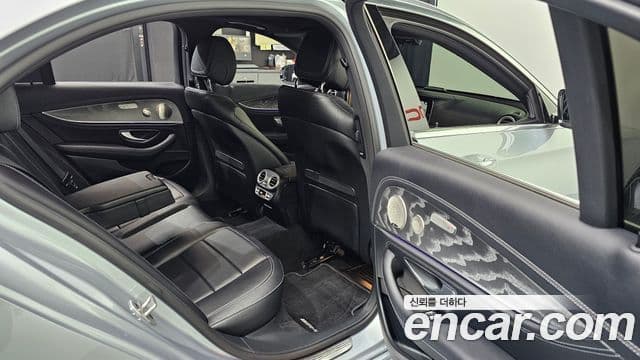 Mercedes-Benz E-Class 2022 — ფოტო 11/20