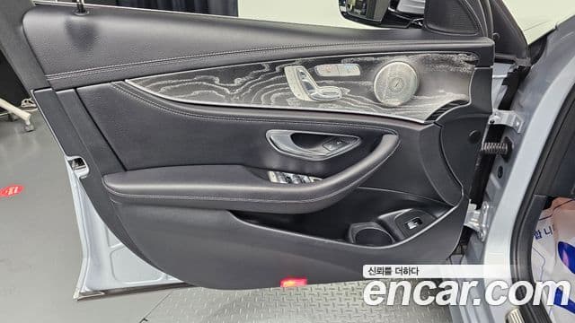 Mercedes-Benz E-Class 2022 — ფოტო 13/20
