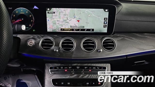 Mercedes-Benz E-Class 2022 — ფოტო 18/20