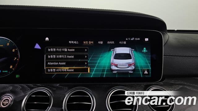 Mercedes-Benz E-Class 2022 — ფოტო 20/20