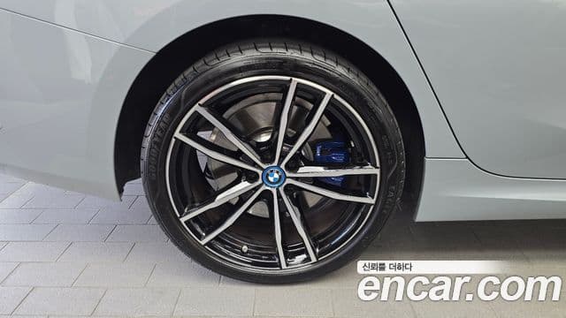BMW 3 Series 2023 — ფოტო 5/20