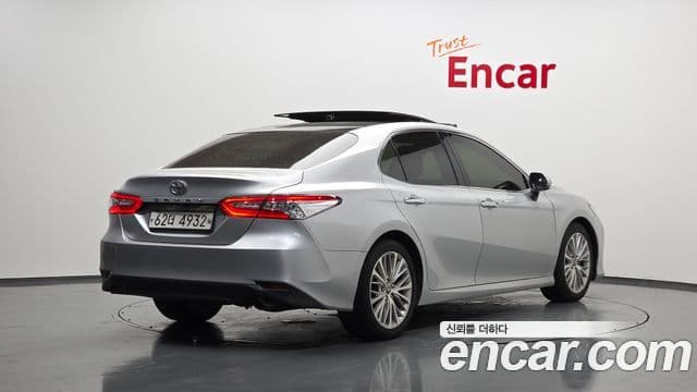 Toyota Camry 2018 — Şəkil 12/20
