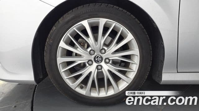 Toyota Camry 2018 — Şəkil 19/20