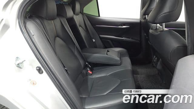 Toyota Camry 2018 — Şəkil 16/20