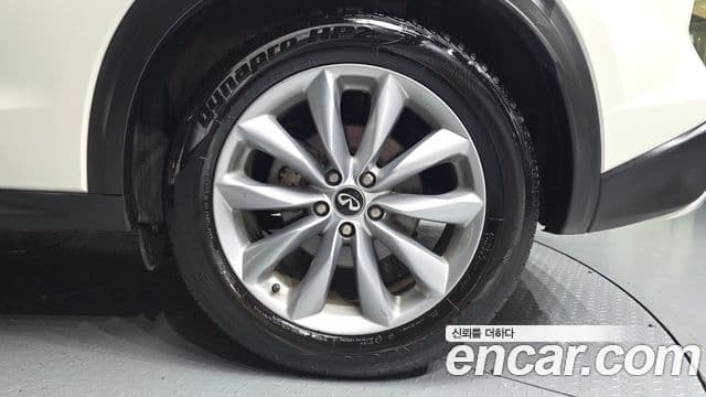 Infiniti QX50 2019 — Şəkil 28/30