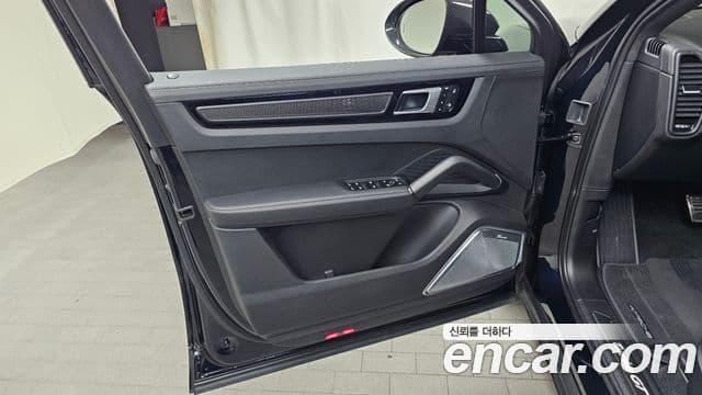 Porsche Cayenne 2022 — Photo 19/30