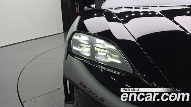 Porsche Taycan 2024 — Photo 29/36