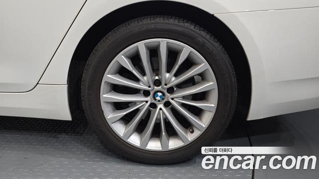 BMW 5 Series 2021 — ფოტო 14/32